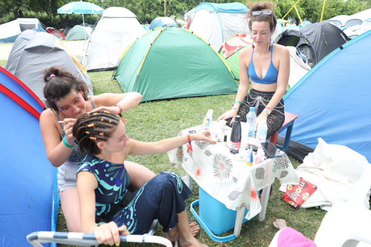 24sedam u Exit kampu: Dremka i ulepšavanje pred drugu noć festivala