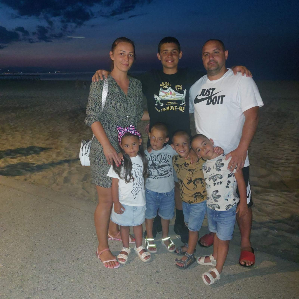 Hteli su još jedno dete, a dobili četvorke! Neverovatna priča porodice Krstić: Sin zamolio roditelje za batu ili seku, oni mu doveli četvoro