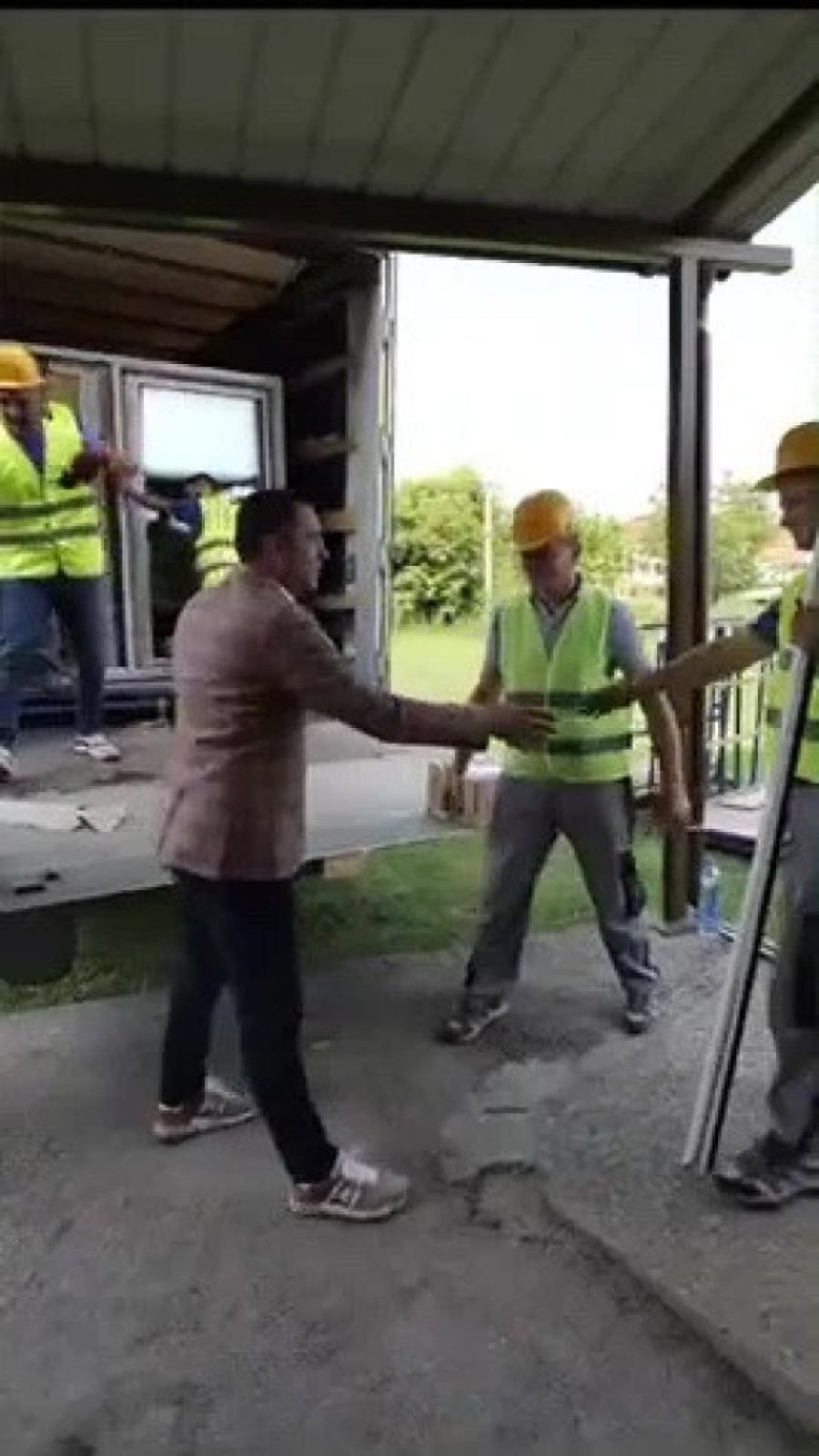 Gimnazija u Lazarevcu dobija novi izgled: Radovi u toku, stigle i nove elektronske table!