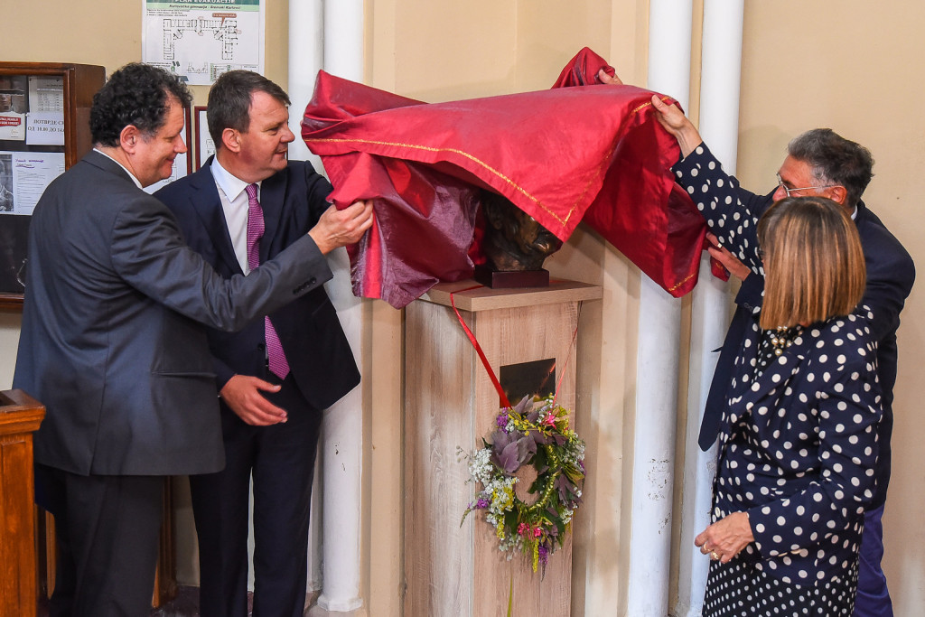 Otkrivena bista Dejana Medakovića u Karlovačkoj gimnaziji: Renesansna ličnost svetskog formata (FOTO)