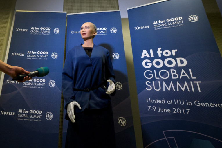 Humanoidni roboti tvrde: Bolje bismo vodili svet od ljudi