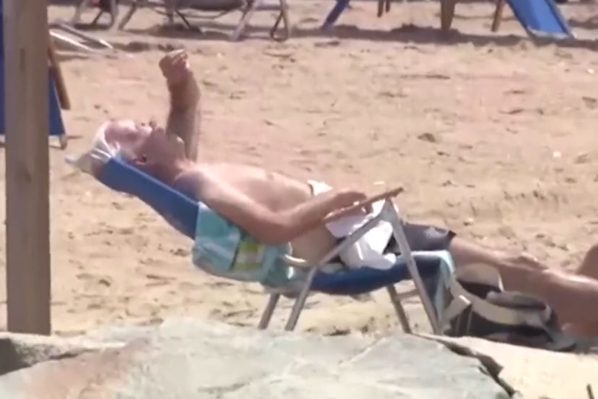Bajden odobrio slanje kasetnih bombi Ukrajini, pa otišao da se sunča na plaži (VIDEO)