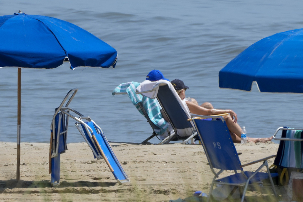 Bajden odobrio slanje kasetnih bombi Ukrajini, pa otišao da se sunča na plaži (VIDEO)