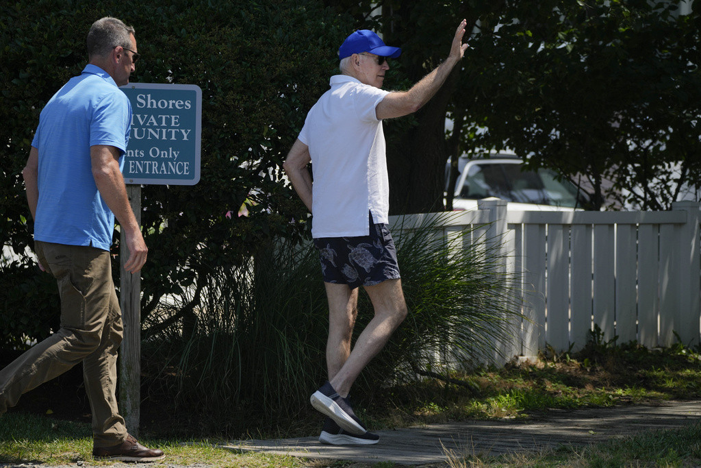 Bajden odobrio slanje kasetnih bombi Ukrajini, pa otišao da se sunča na plaži (VIDEO)