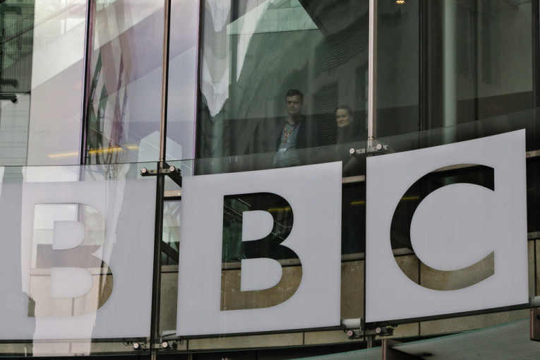 Poznati voditelj BBC-ja optužen da je tinejdžeru plaćao za eksplicitne fotografije: I Vlada zaseda zbog ovog skandala!