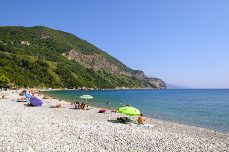 Muškarac (42) fotografisao maloletnike na plaži i pokazivao intimne delove tela: Užas u Crnoj Gori