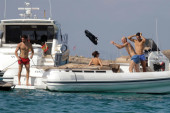 Neverovatna genetika porodice Zidan: Skinuli se na plaži i pokazali trbušnjake! (Foto)