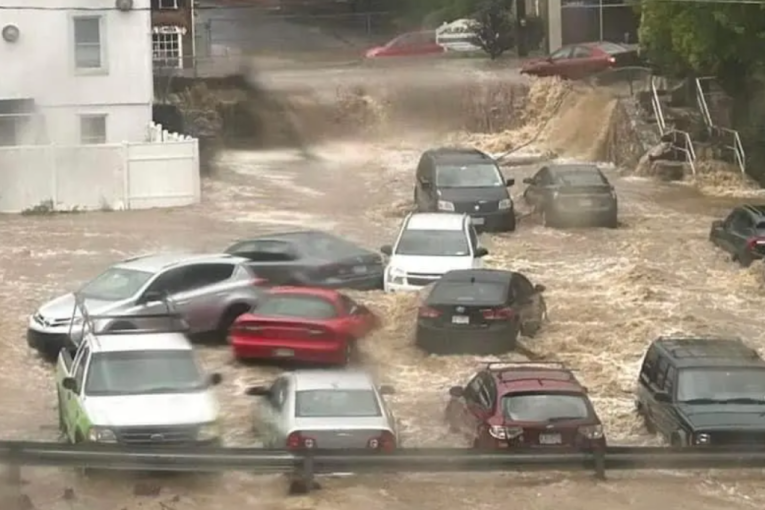 Velike poplave u Njujorku: Vozači zaglavljeni u bujicama, jedna osoba stradala (VIDEO)