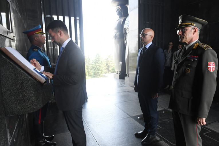 Predsednik Crne Gore položio venac na Spomenik neznanom junaku na Avali u pratnji ministra Vučevića (FOTO)