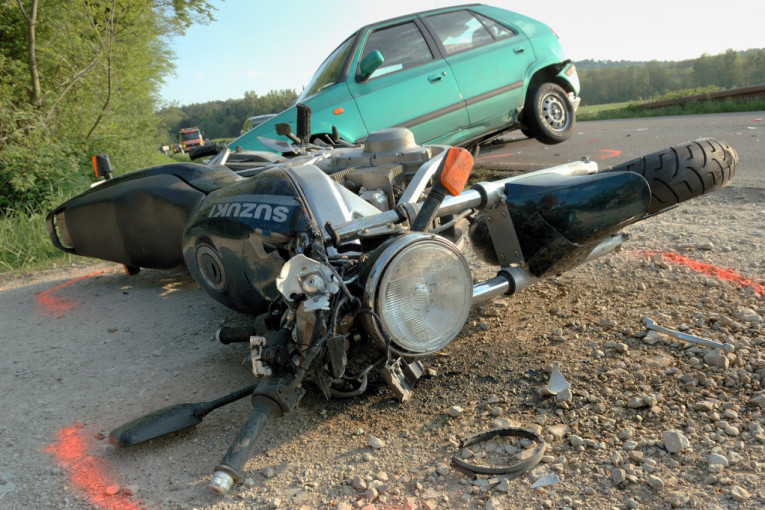 Jeziv sudar na Miljakovcu: Motociklista leteo preko haube, automobil ulubljen