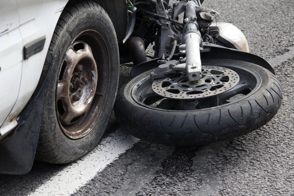 U Valjevu povređen motociklista: Oborio ga automobil koji je menjao traku