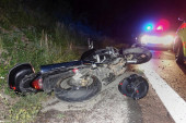 Stravična nesreća kod Kupinova: Motor se zakucao u traktor, poginuo mladić (19), drugi povređen!