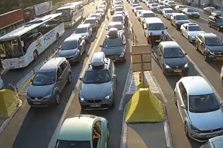 Jutarnji kolaps: Obustava saobraćaja za teretna vozila na ovom graničnom prelazu!