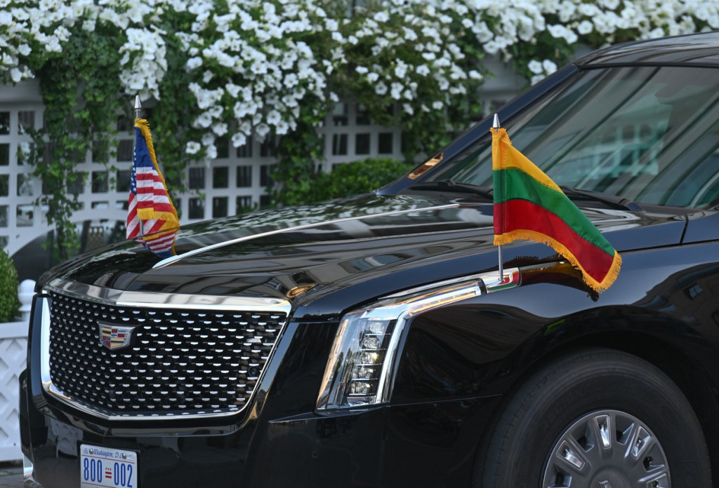 Bajdenova konjica za NATO samit: Stigao avionom sudnjeg dana, a ulicama Litvanije ga vozi "zver"