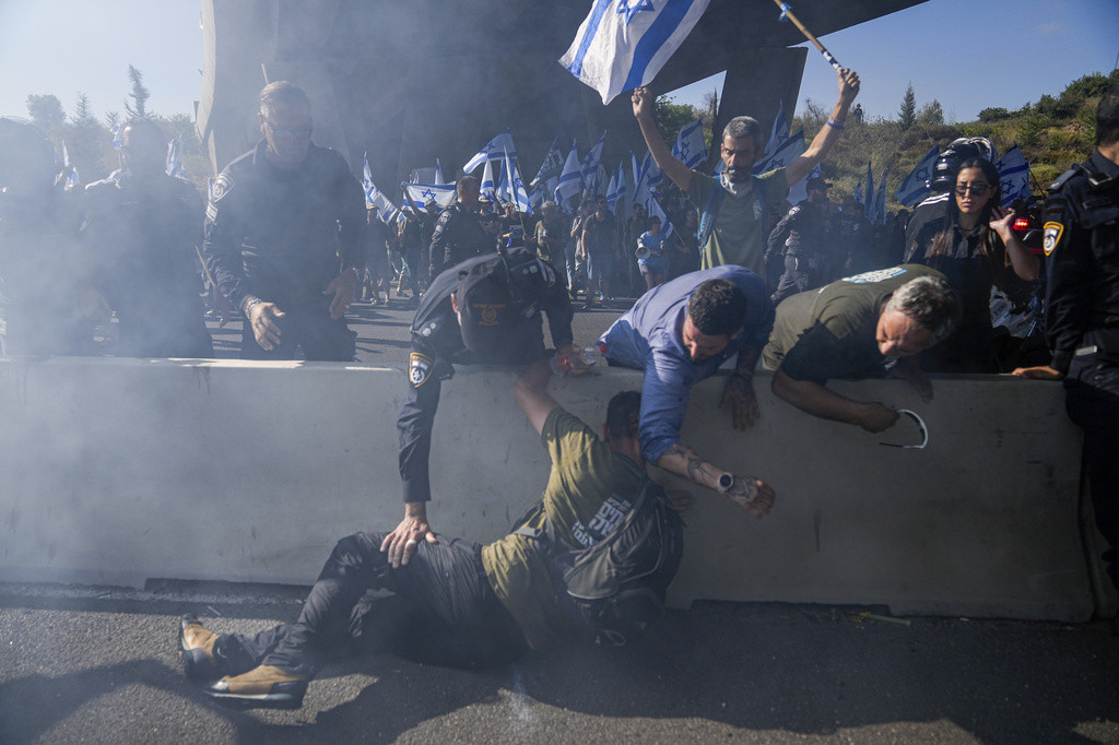 Izraelci blokirali auto-puteve, policija odgovorila vodenim topovima