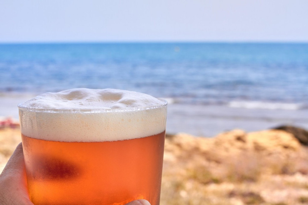 Novi trend na plažama! Mažu se pivom za lepši ten! Doktori upozoravaju: To je budalaština, možete samo da dobijete rak kože!