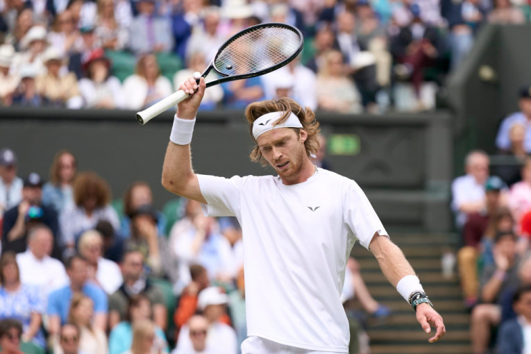 Nole melje na Vimbldonu! Rubljovu dao nadu, pa ga počistio na putu do polufinala!