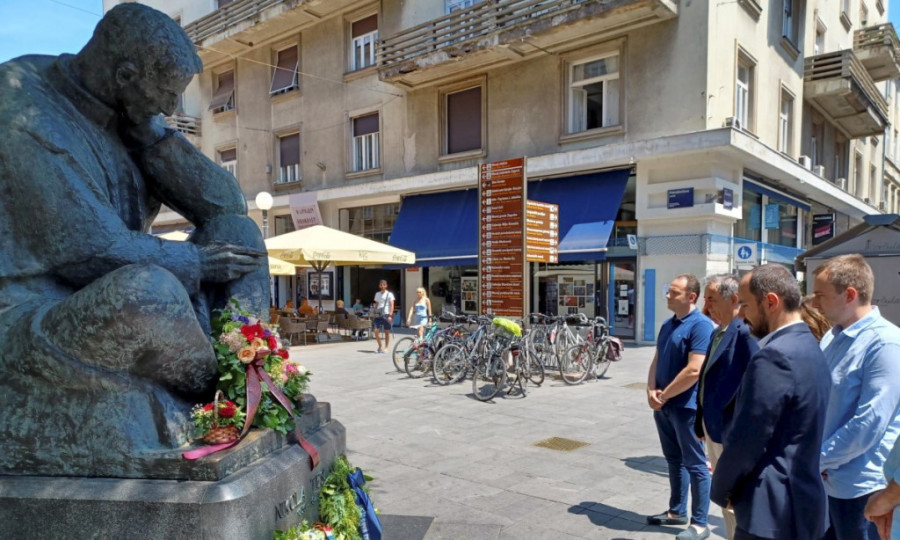 Skandal u Hrvatskoj na Teslin rođendan: Na spomeniku ostavljena kesa sa smećem, a Pupovac otkrio šta se nalazilo unutra