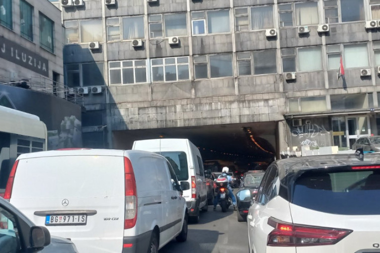 Nezgoda u Terazijskom tunelu: Tri automobila se sudarila, vozači lakše povređeni (FOTO)