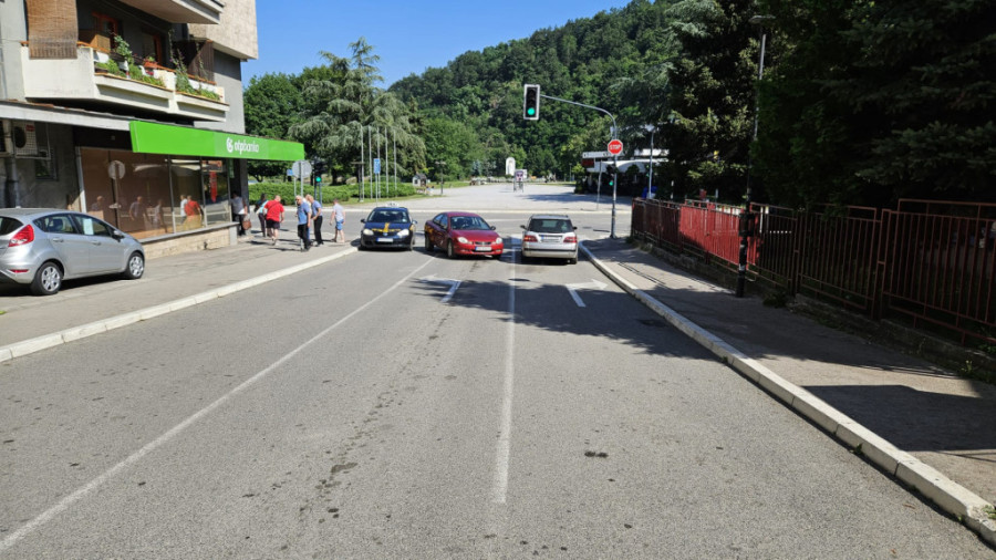 Saobraćajna nezgoda u Prijepolju: Stariji muškarac pokošen na pešačkom prelazu! (FOTO)
