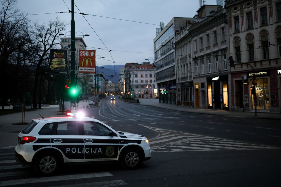 Filmska pljačka u Sarajevu: Muškarac preteći pištoljem uzeo novac iz marketa, policija traga za razbojnikom