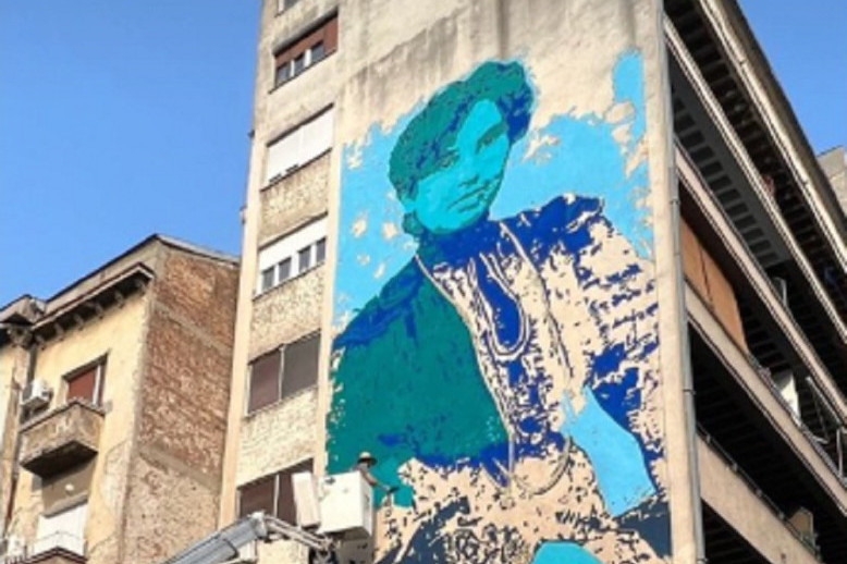Pijanista oslikava mural prve žene arhitekte u Srbiji! Jedna ulica na Dorćolu čuvaće sećanje na Jelisavetu Načić (FOTO)