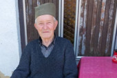 Skandalozan potez tzv. kosovske policije: Upali u dvorište zbog šajkače deda Dimitrija, tražili da je skine, on odbio