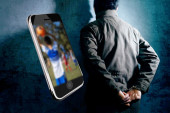 Fudbalski trener zaboravio telefon u restoranu, u njemu pronađene užasne scene: Snimao se dok je silovao dečake, vrbovao ih na igralištu