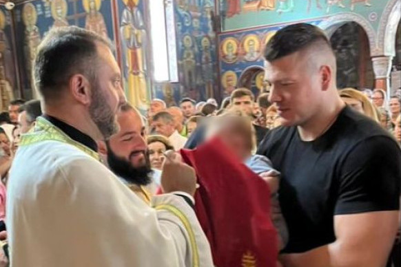 Sloba Radanović sina prvi put odveo na pričest: Prizor iz crkve raznežio javnost (FOTO)
