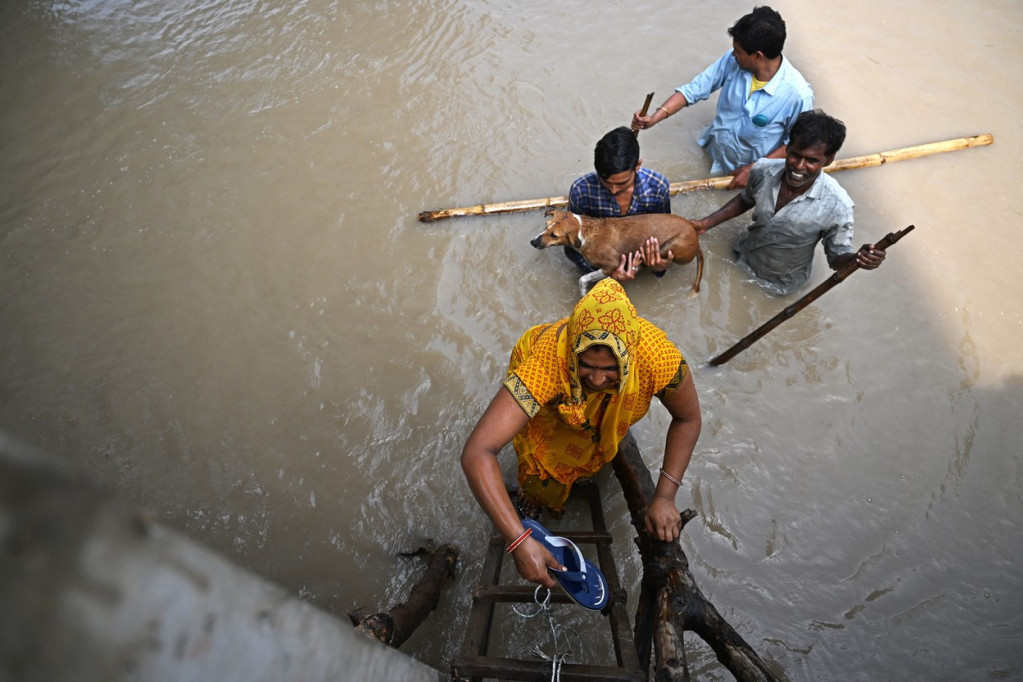 Nestvarni prizori u Indiji: Reka se izlila i poplavila glavne puteve u Delhiju, evakuisane hiljade ljudi (VIDEO/FOTO)