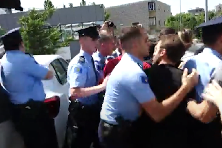 Nastavlja se haos u Prištini: Posle tuče u Skupštini, tzv. kosovska policija se sukobila sa aktivistima SDP (VIDEO)