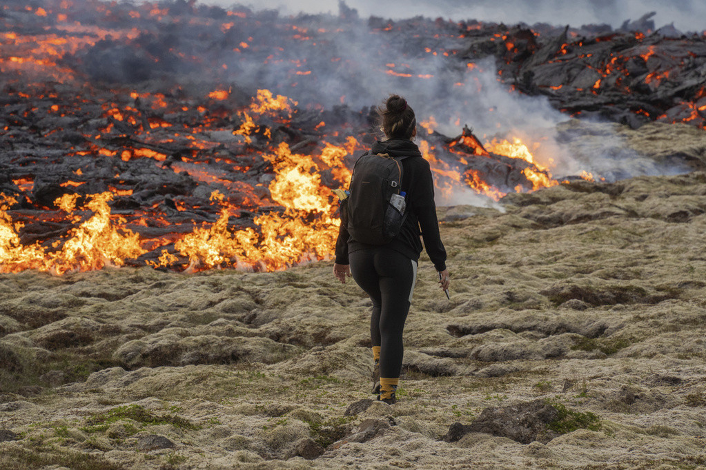 Erupcija vulkana na Islandu privukla hiljade ljudi, uprkos opasnosti:  "Uvek je veoma zabavno"