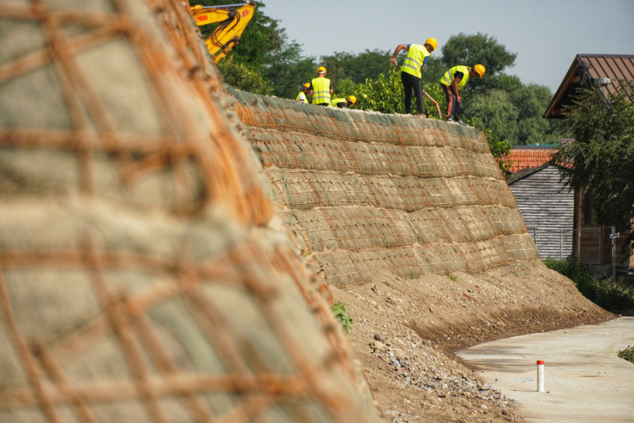 Begović i Hil obišli arheološko nalazište Belo brdo u Vinči: "Svaki dinar ili dolar uložen u ovaj projekat je za našu budućnost"