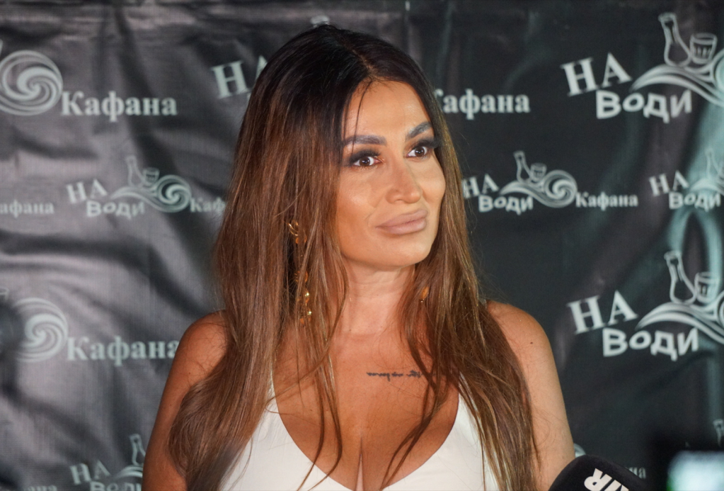 Bivši muž Andreane Čekić ponovo „staje na ludi kamen"! Nova izabranica pokazala verenički prsten, pa pokrenula lavinu komentara (FOTO)