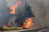 "Još ima otvorenog plamena, očekuje se dolazak kanadera": Gori hrvatsko ostrvo, vatrogasci se celu noć bore