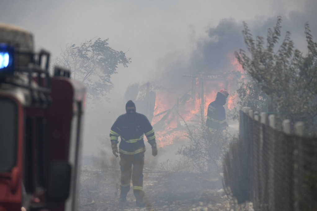Veliki požar bukti u Splitu: Vatrogasci se bore sa vatrenom stihijom (VIDEO)
