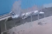 Avion sleteo sa piste po sletanju, a onda završio u delovima (VIDEO)