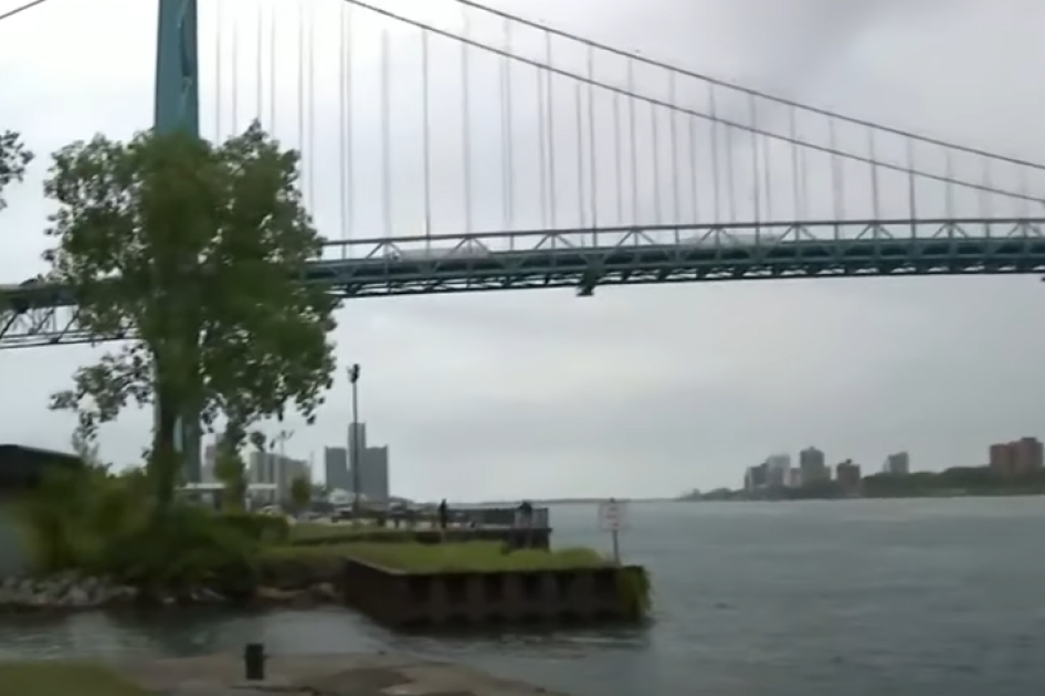 Radnik preživeo pad sa mosta u reku, sa visine od 45 metara: Udarac je bio toliko jak da mu je odeća pocepana (VIDEO)