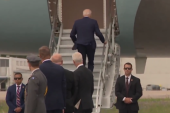 Bajden se opet sapleo na stepenicama ulazeći u avion: Presekao se na trenutak, pa potrčao (VIDEO)