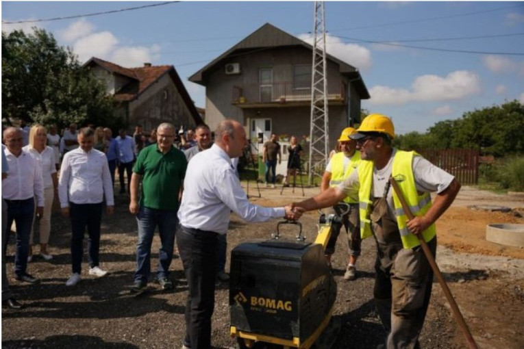Milan Đurić obišao Veternik i Adice: Izgradnja vodovodne i kanalizacione mreže ide po planu (FOTO)