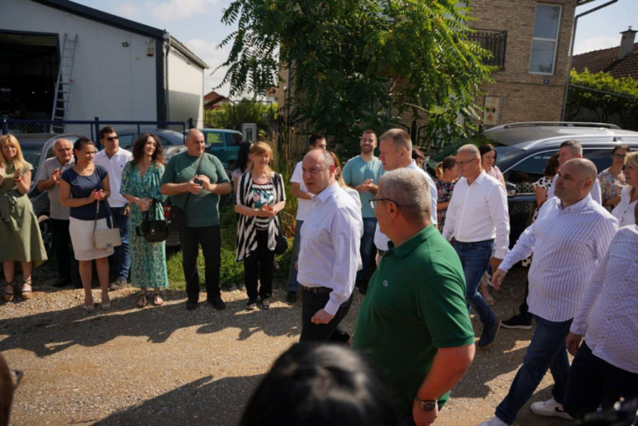 Milan Đurić obišao Veternik i Adice: Izgradnja vodovodne i kanalizacione mreže ide po planu (FOTO)