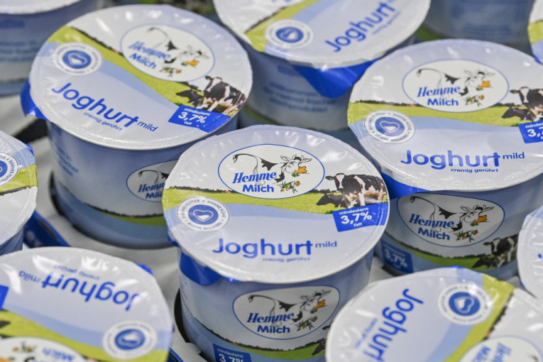 Naučnici otkrivaju: Lizanje poklopca jogurta može da ima negativne posledice po vaše zdravlje
