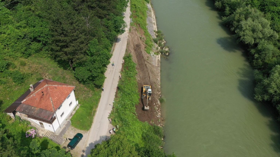 Konačno započeta rekonstrukcija jedine ulice koja vodi do pribojske bolnice! Na njoj su se dva vozila teško mimoilazila