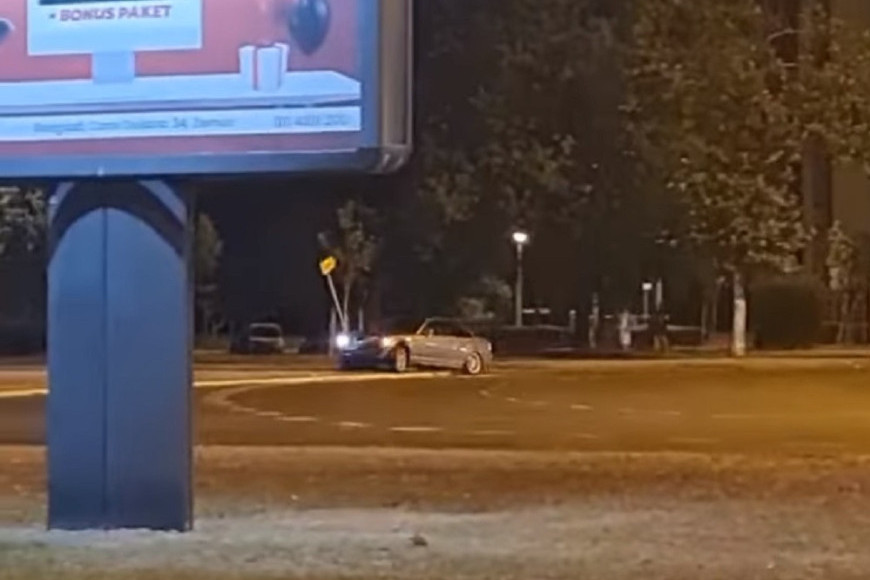 Pravi primer bahate vožnje na Novom Beogradu: Vozač u punoj brzini vozio po kružnom toku - na kraju se zakucao u znak! (VIDEO)