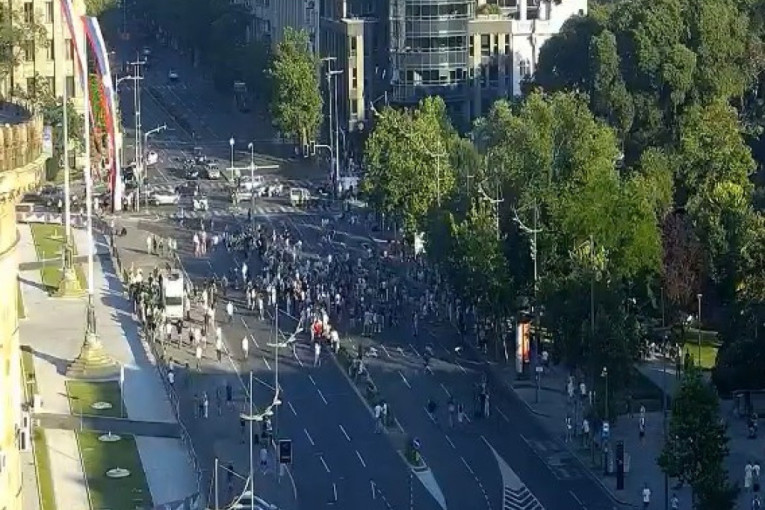 Komedija na protestu opozicije: Pozvali ženu da govori, pa je uz psovke terali sa bine (VIDEO)