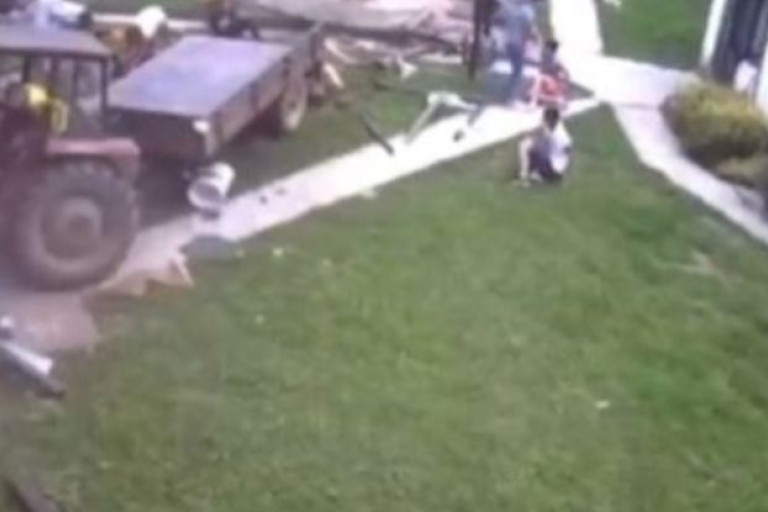 Stravične scene u Kosjeriću! Maloletnik izgubio kontrolu nad traktorom i zakucao se u kuću, četiri osobe teško povređene! (VIDEO)