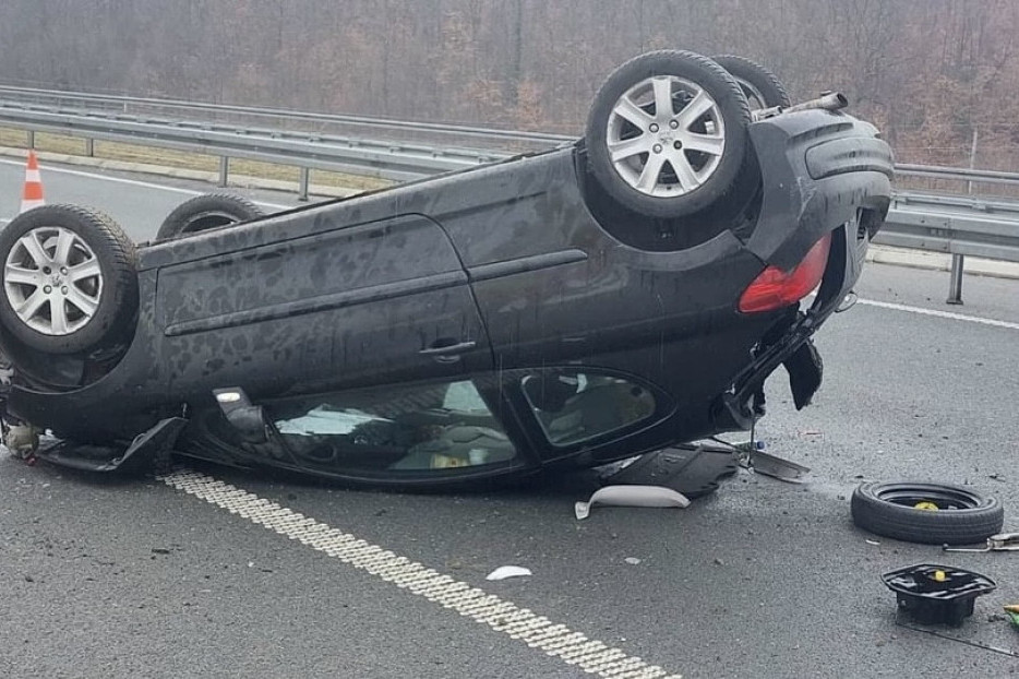 Teška nesreća na Ibarskoj kod Lazarevca: Vozač izgubio kontrolu nad vozilom, poginuo na mestu, suvozač hitno prebačen u Urgentni!