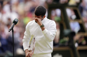 Novak se rasplakao posle poraza, nije mogao da kontroliše emocije: "Izvinite, teško mi ovo pada!" (VIDEO)