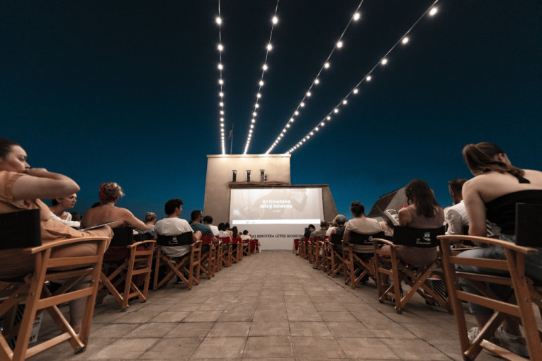 Veliko interesovanje publike za letnji bioskop Kinoteke: Besplatne projekcije kultnih domaćih filmova (FOTO)