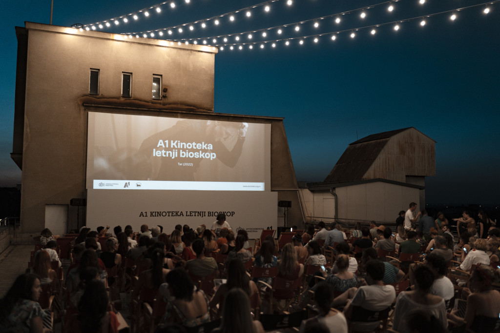 Film za koji je muziku komponovao Vlada Divljan, dobio novo ruho: "Šest dana juna" na krovu Doma vojske (FOTO)